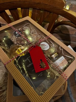 🎄🍷 Šťastné a ovíněné 🎄🍷 Zdobíme prodejnu, chystáme vánoční balíčky a spustili jsme prodej našich roztomilých stromečkových...